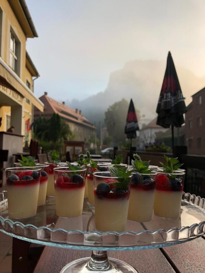 Hotel Obecna Skola Svatý Jan pod Skalou Dış mekan fotoğraf