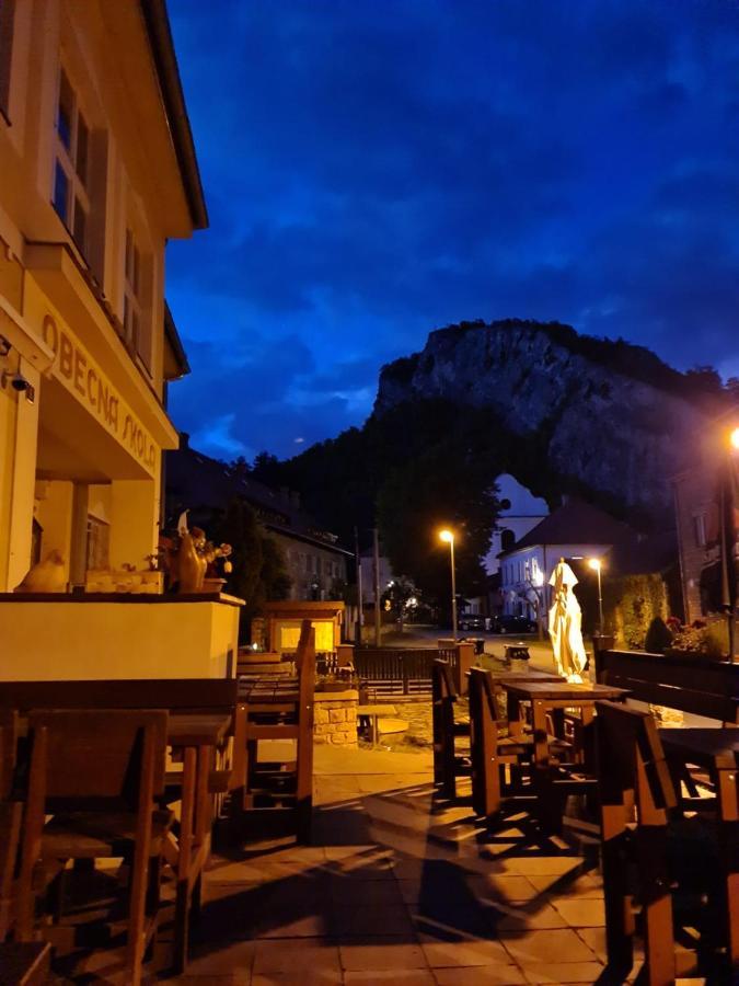 Hotel Obecna Skola Svatý Jan pod Skalou Dış mekan fotoğraf