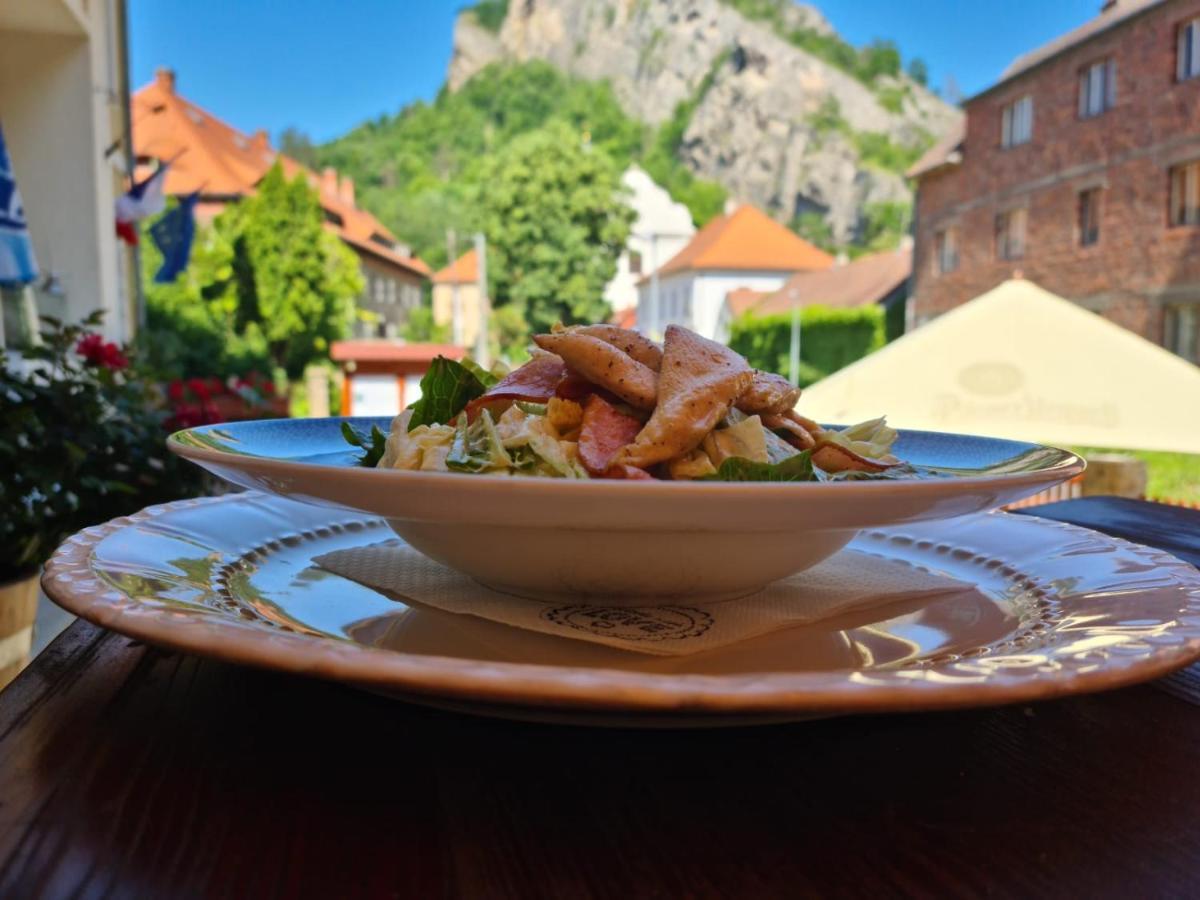 Hotel Obecna Skola Svatý Jan pod Skalou Dış mekan fotoğraf