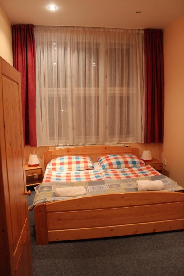 Hotel Obecna Skola Svatý Jan pod Skalou Dış mekan fotoğraf