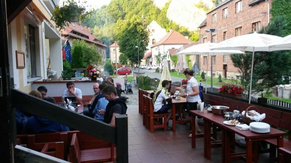 Hotel Obecna Skola Svatý Jan pod Skalou Dış mekan fotoğraf