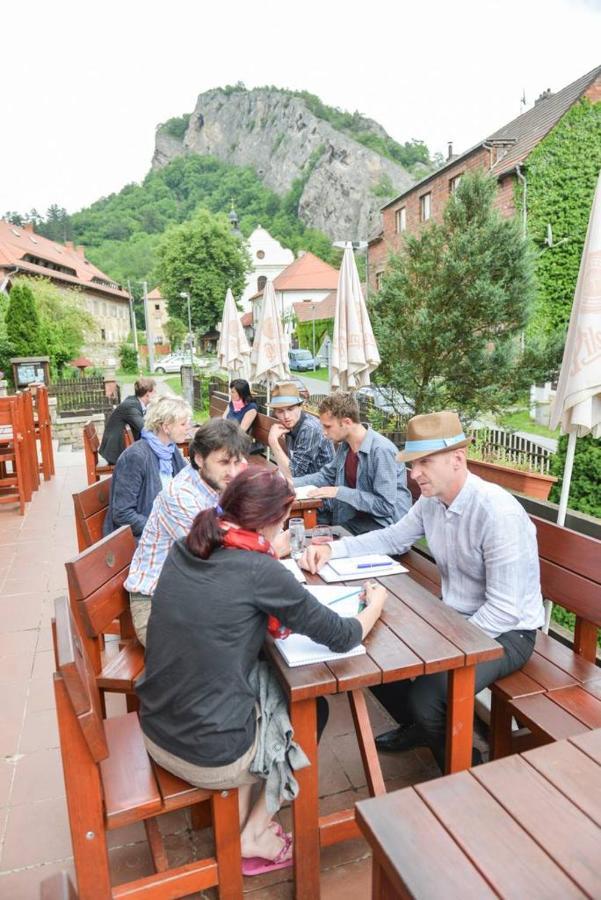 Hotel Obecna Skola Svatý Jan pod Skalou Dış mekan fotoğraf