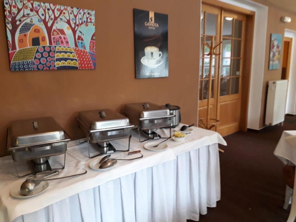 Hotel Obecna Skola Svatý Jan pod Skalou Dış mekan fotoğraf