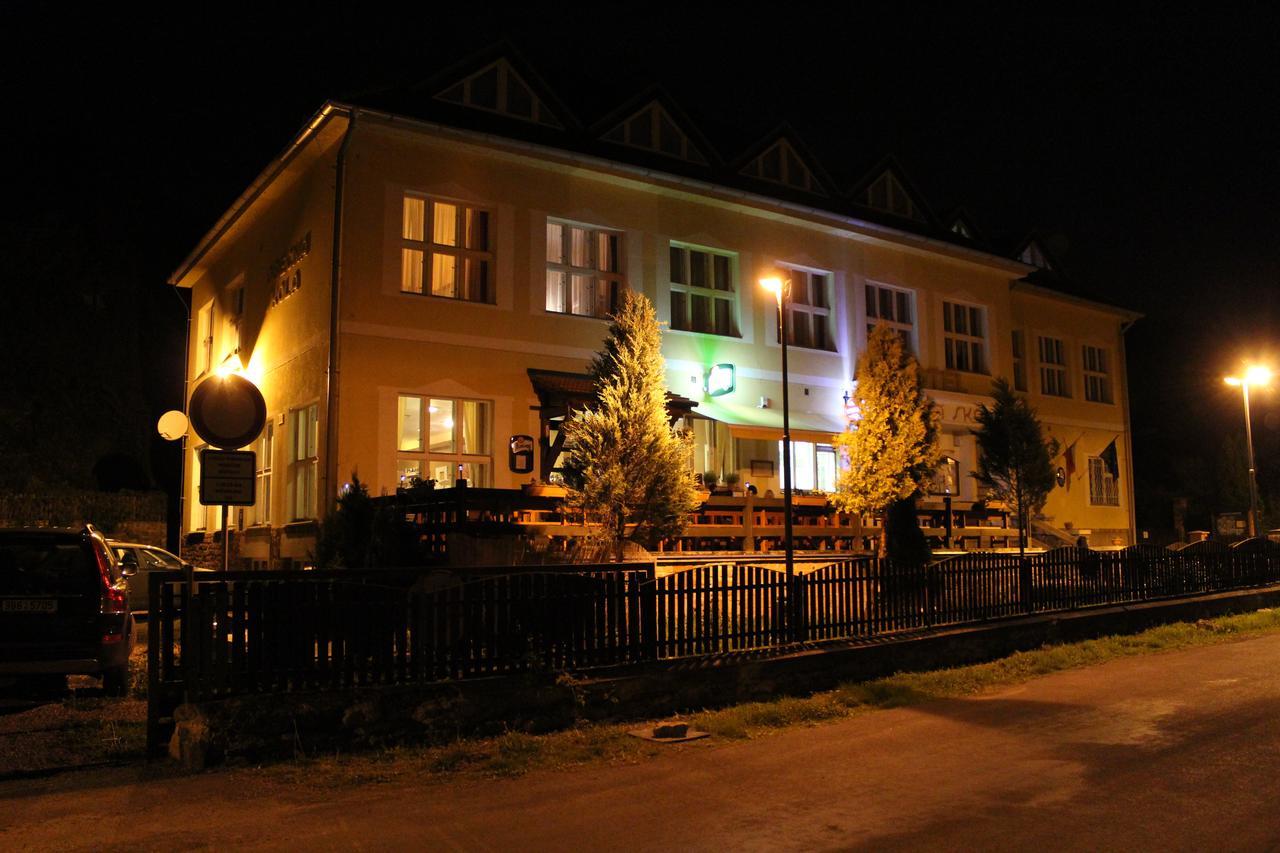 Hotel Obecna Skola Svatý Jan pod Skalou Dış mekan fotoğraf