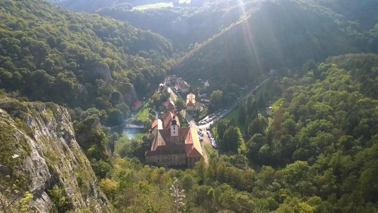 Hotel Obecna Skola Svatý Jan pod Skalou Dış mekan fotoğraf
